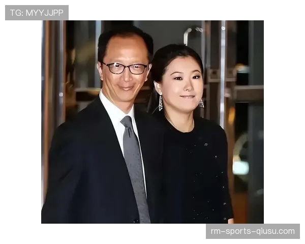 伏明霞拎塑料袋逛菜市场的画面太扎心，金牌女神居然这么接地气